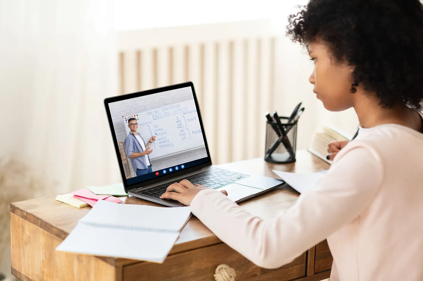 girl-having-online-english-lesson-at-home-the-ultimate-guide-to-success-as-an-advanced-english-online-tutor-edge-tutor