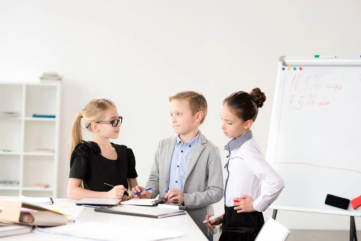 young-business-people-discussing-how-to-teach-business-english-in-1-1-and-small-group-esl-classes-edge-tutor
