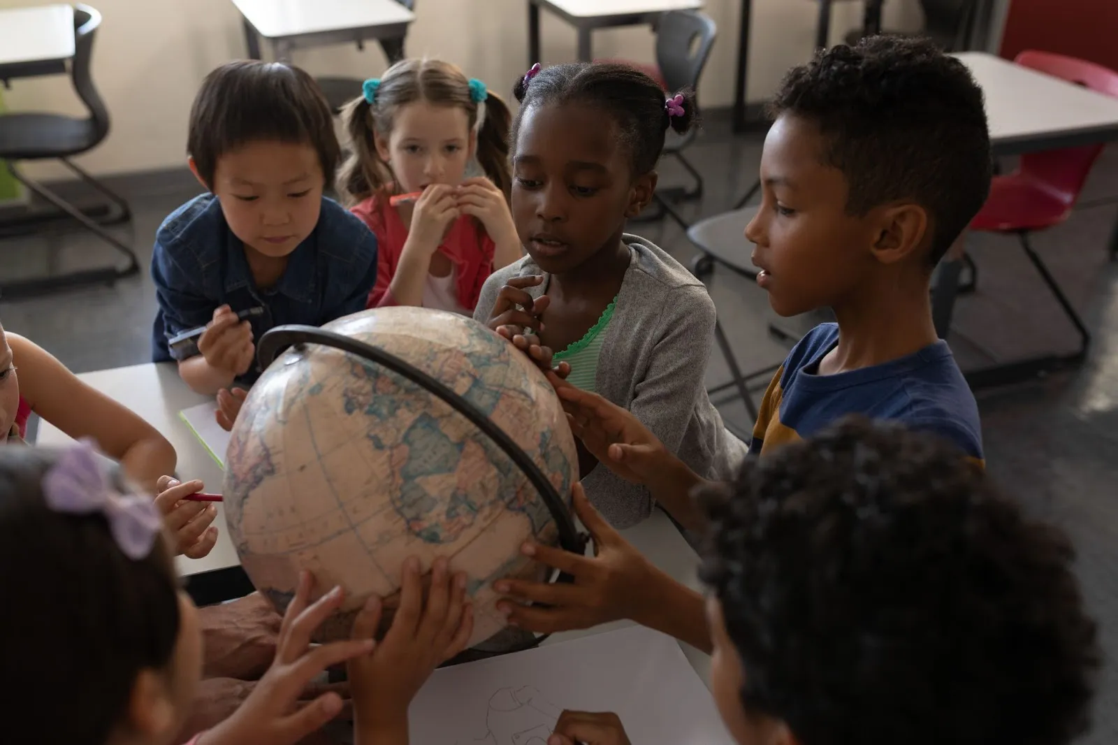 group-of-kids-studying-globe-together-why-does-cultural-sensitivity-matter-in-esl-teaching-edge-tutor