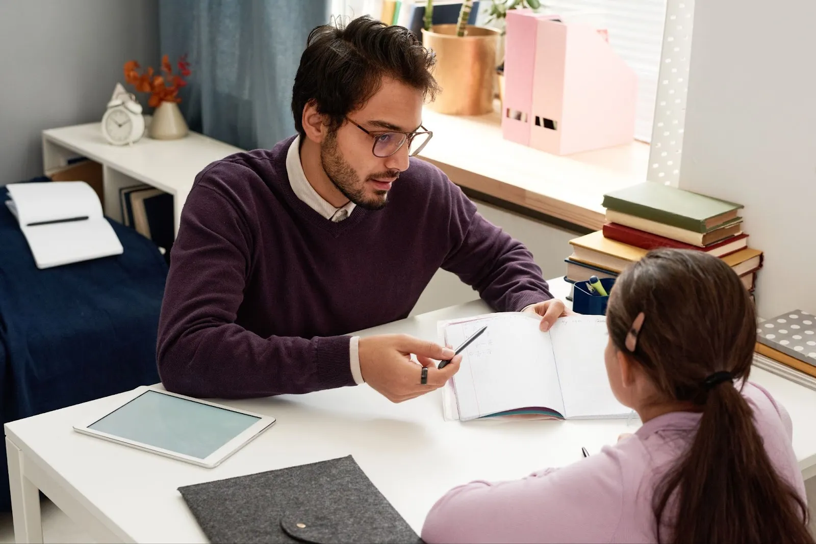 tutor-explaining-to-a-girl-edge-tutor