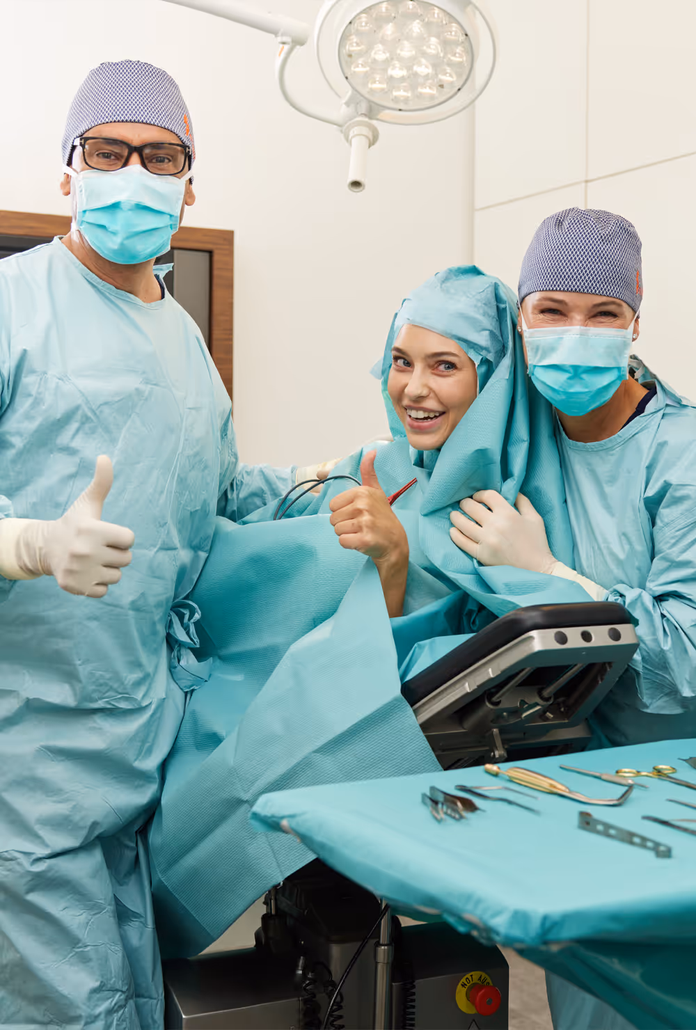 Das Ärzteteam von Dr. Berkei in weißen Kitteln, lächelnd und professionell, Gruppenfoto vor hellem Hintergrund.