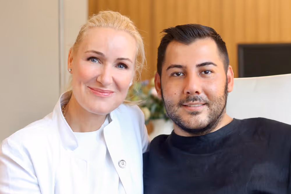Murat nach einer Halsliposuktion (Doppelkinnabsaugung) in der Praxis von Dr. Berkei, mit harmonischer Kinnlinie und Gesichtsproportionen.