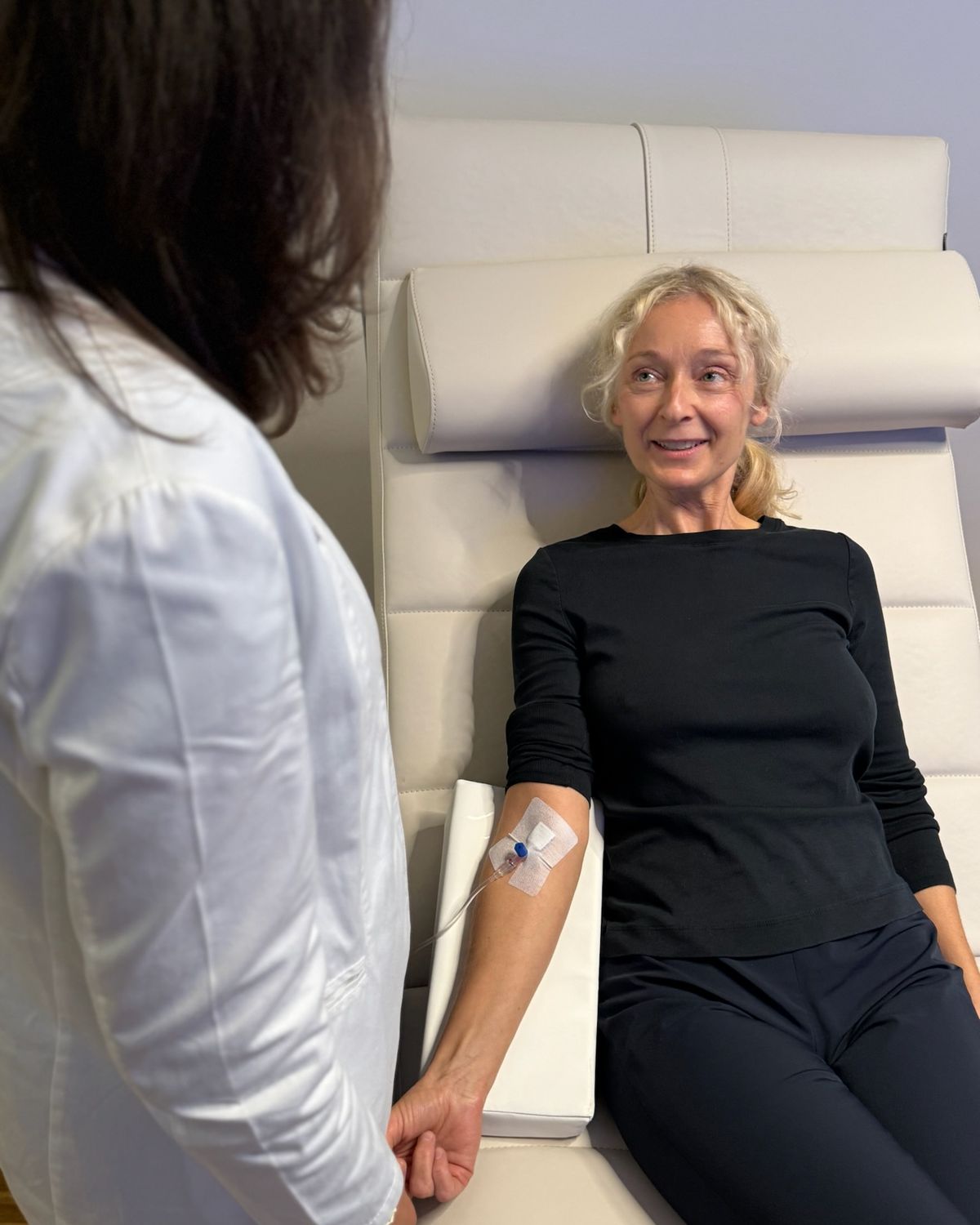 Patientin bei einer Infusion in der Praxis Dr. Berkei in Frankfurt