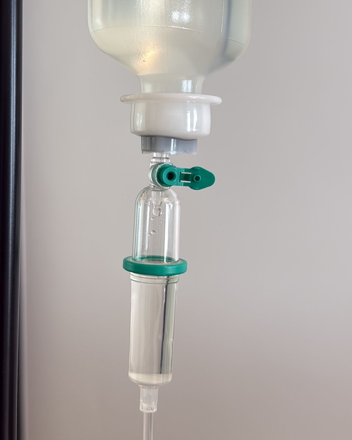 Infusionsflasche mit Tropfkammer in der Praxis Dr. Berkei in Frankfurt