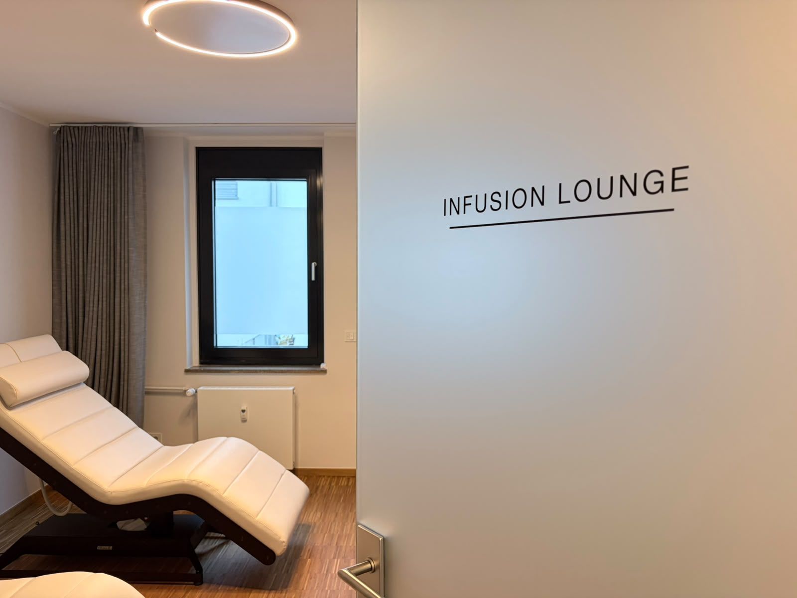 Infusion Lounge der Praxis Dr. Berkei an der Fressgasse in Frankfurt