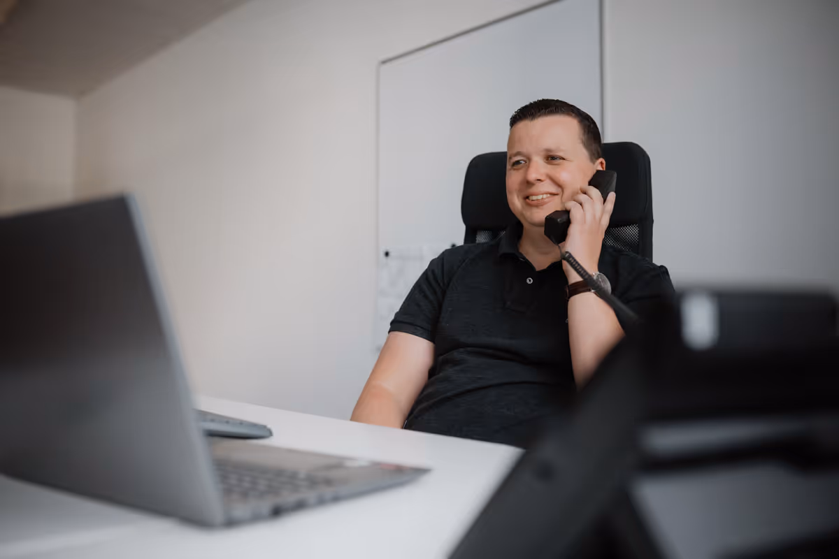 Tobias Prange telefoniert mit einem Kunden von HHS-Hygiene