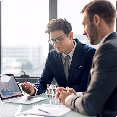 Zwei Geschäftsleute bei der Prozessanalyse und Potenzialbewertung mit KI-Beratung von GB Strategies zur Effizienzsteigerung im Unternehmen.