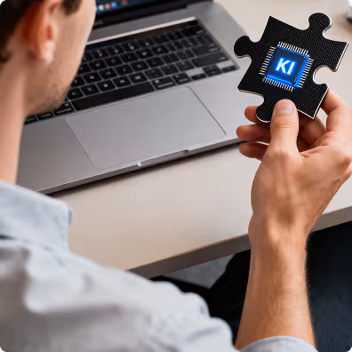 Symbolische Darstellung der KI-Integration: Puzzlestück mit KI-Icon als Teil digitaler Geschäftsstrategien von GB Strategies.