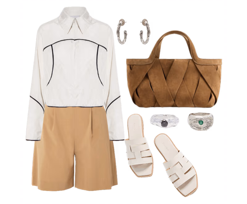 camisa branca de manga longa com linhas pretas, short de alfaiataria bege, sandálias slide brancas, bolsa marrom em tecido tramado, brincos prateados, anéis de cristal com pedras coloridas