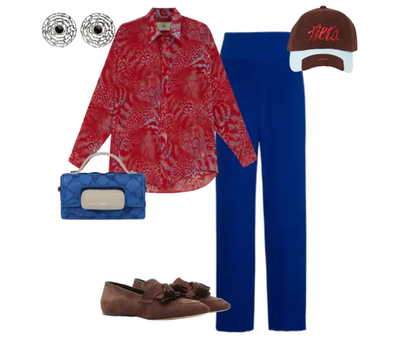 camisa de manga longa vermelha animal print, calça plissada azul royal, mocassim marrom de camurça, bolsa estruturada azul com detalhe contrastante, brincos prateados, boné marrom com inscrição