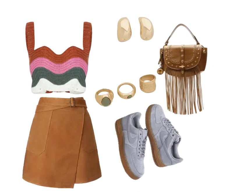 Top de crochê multicolorido, saia marrom de camurça, tênis cinza claro, bolsa de couro com franjas, brincos dourados, anéis de madeira com resina