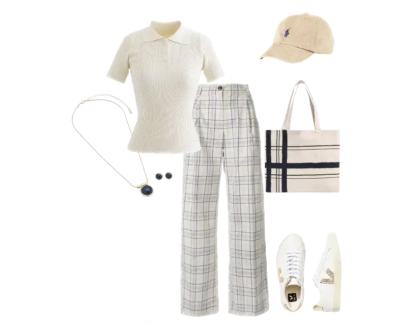 Camisa polo branca em malha canelada, calça de alfaiataria xadrez azul e bege, tênis branco de couro com detalhes dourados, colar longo dourado com pingente azul, brincos dourados, boné bege de lona, bolsa tote bege com estampa geométrica