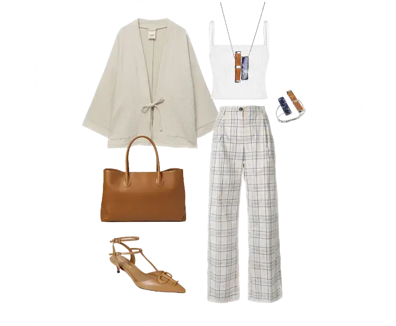 cropped branco de alças finas com acessório de resina, kimono bege em tecido leve, calça de alfaiataria xadrez suave, sandália de salto baixo em couro caramelo, bolsa tote estruturada caramelo