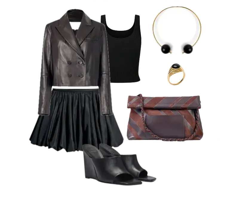 blazer de couro preto, regata preta ajustada, saia preta plissada, mules de salto em couro preto, bolsa clutch estampada, colar com esferas pretas, anel dourado com detalhe em preto