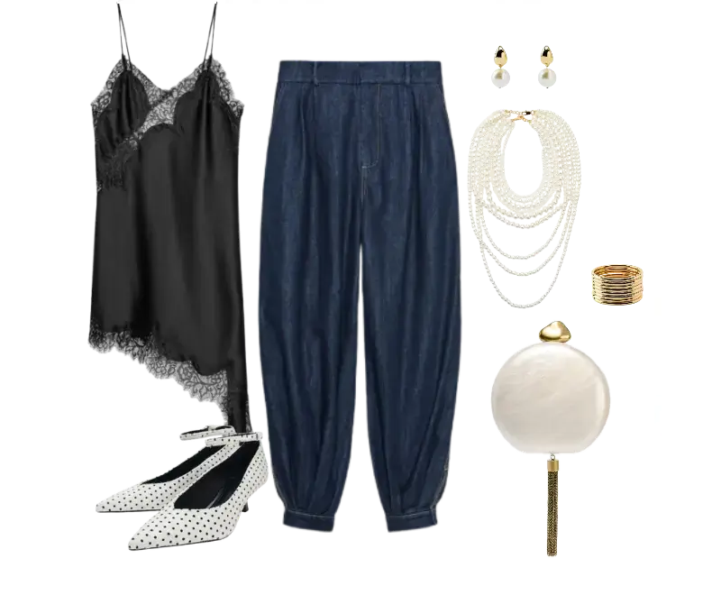 vestido camisola preto em cetim acetinado com renda, calças jeans soltas azul escuro, sapatos de salto alto brancos com estampa de bolinhas pretas, colar de pérolas em camadas, brincos dourados com madrepérola, clutch redonda em madrepérola branca