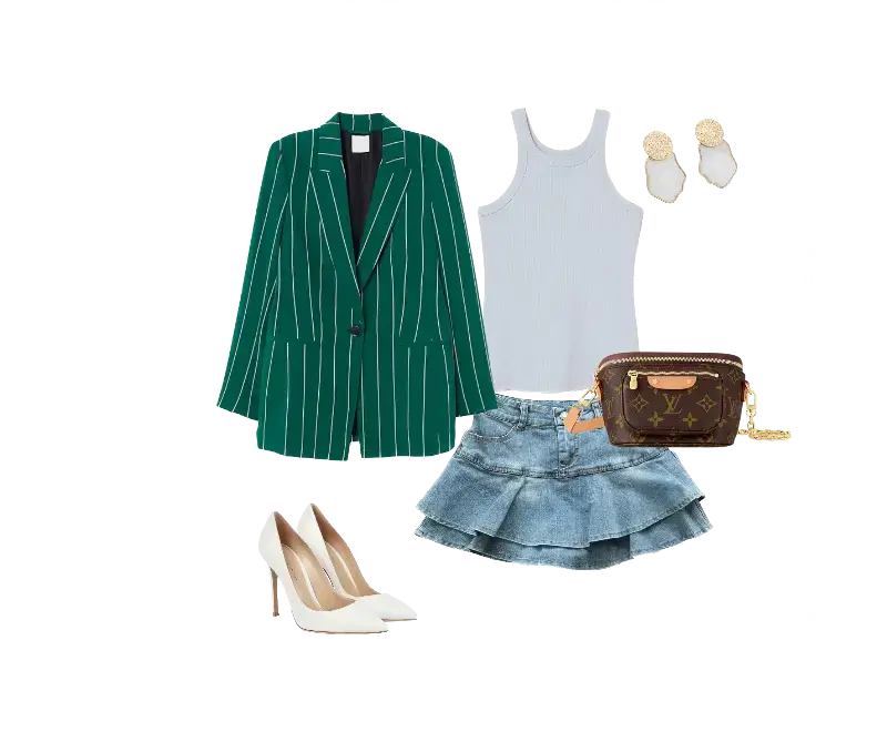 camiseta regata branca, blazer verde escuro listrado, minissaia jeans com babados, scarpins brancos salto alto, bolsa de couro marrom monograma, brincos dourados