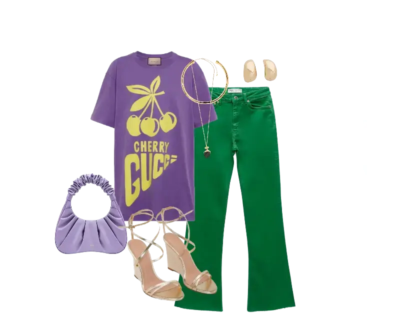 camiseta oversized roxa com estampa "Gucci Cherry", calça jeans verde de cintura alta, sandálias de salto em couro bege, bolsa lilás com design frufru, colar longo dourado, brincos geométricos