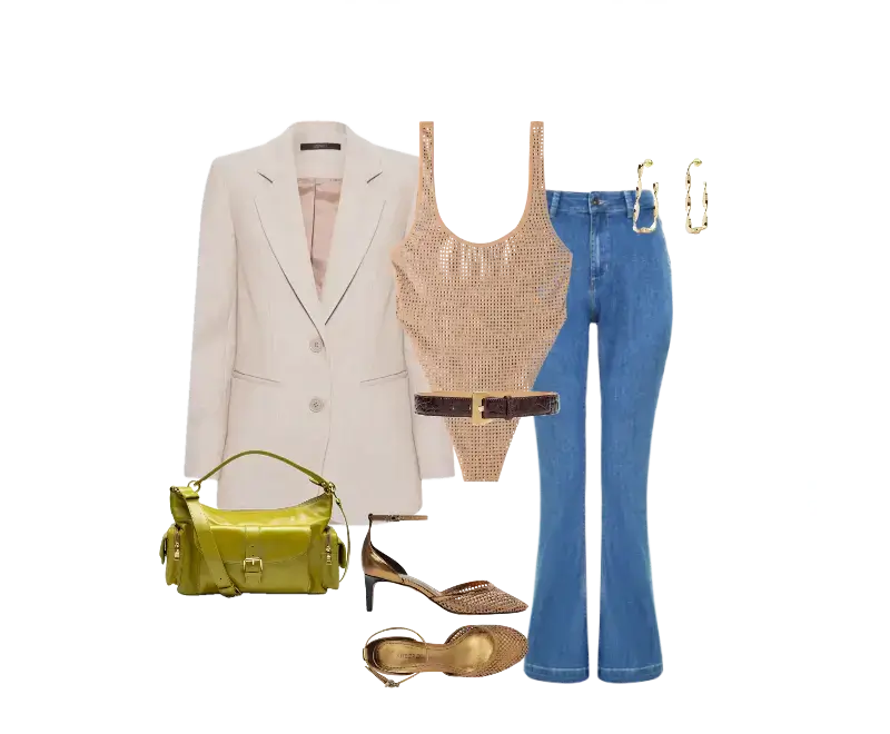 blazer bege, body de crochê bege, jeans flare azul, sandálias metálicas douradas, bolsa crossbody de couro verde-lima, brincos dourados