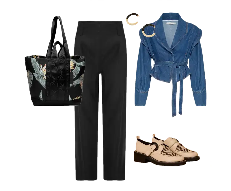 Jaqueta cropped de jeans azul com cinto, calça preta de alfaiataria, sapatos oxford bege texturizados, argolas douradas, bolsa tote estampada