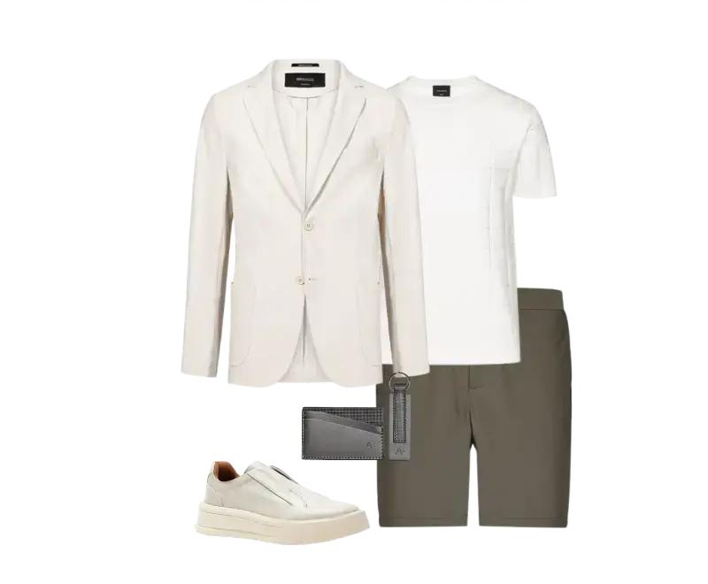 blazer bege claro, camiseta branca de algodão, short cinza escuro de alfaiataria, tênis de couro branco, porta-cartões de couro cinza