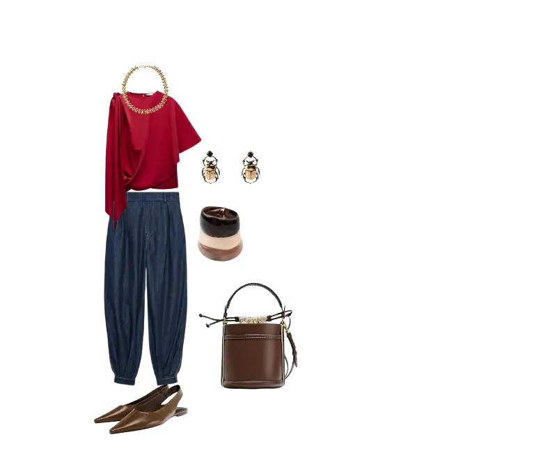 blusa drapeada vermelha de seda, calça jogger jeans escura, mules de couro marrom, bolsa estruturada de couro marrom, colar dourado, brincos pendentes