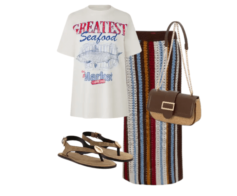 t-shirt branca estampada, saia midi listrada crochê, bolsa marrom transpassada, sandálias rasteiras marrom