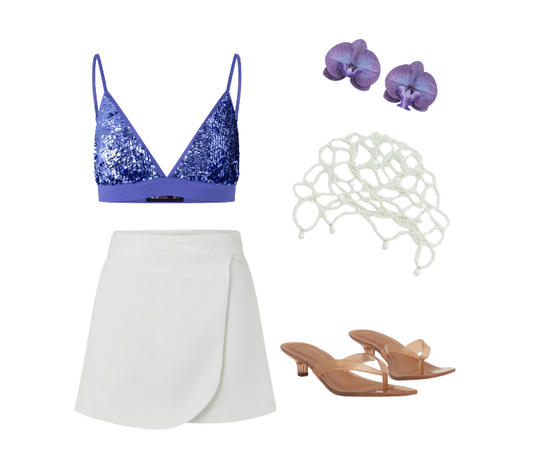 Sandália de Dedo em Jelly com Salto Médio e Transparência Bege ; Maxi Brinco em Formato de Flor Orquídea Lilás ; Blusa Top em Paetê com Decote V Azul ; Acessório de Cabeça com Pérolas Branco ; Short Saia em Alfaiataria com Sobreposição Arredondada Branco