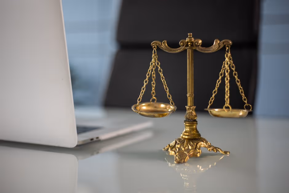 A scale balancing benefits and risks - how does a home equity line of credit work