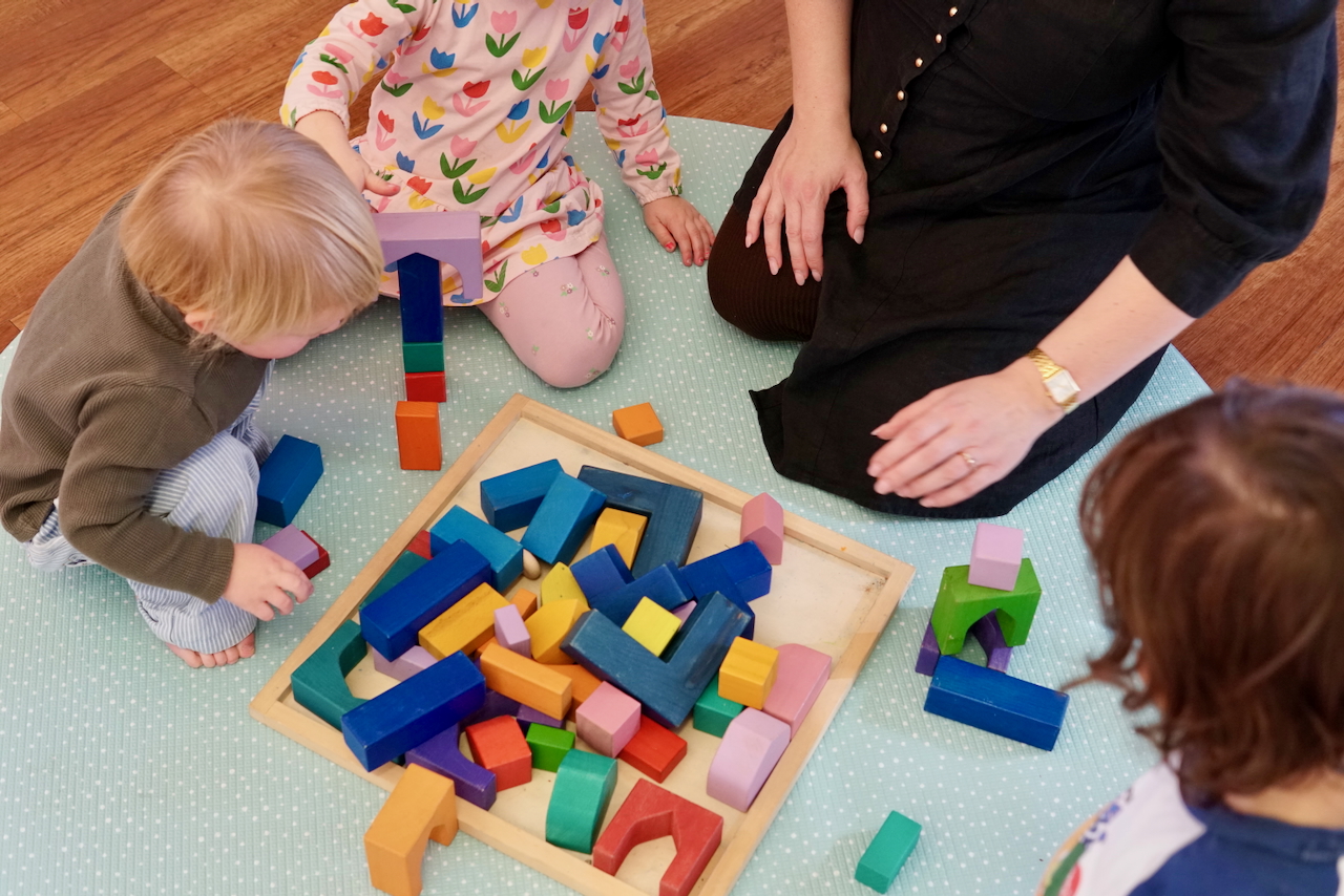 Children playing with block with a speech therapist