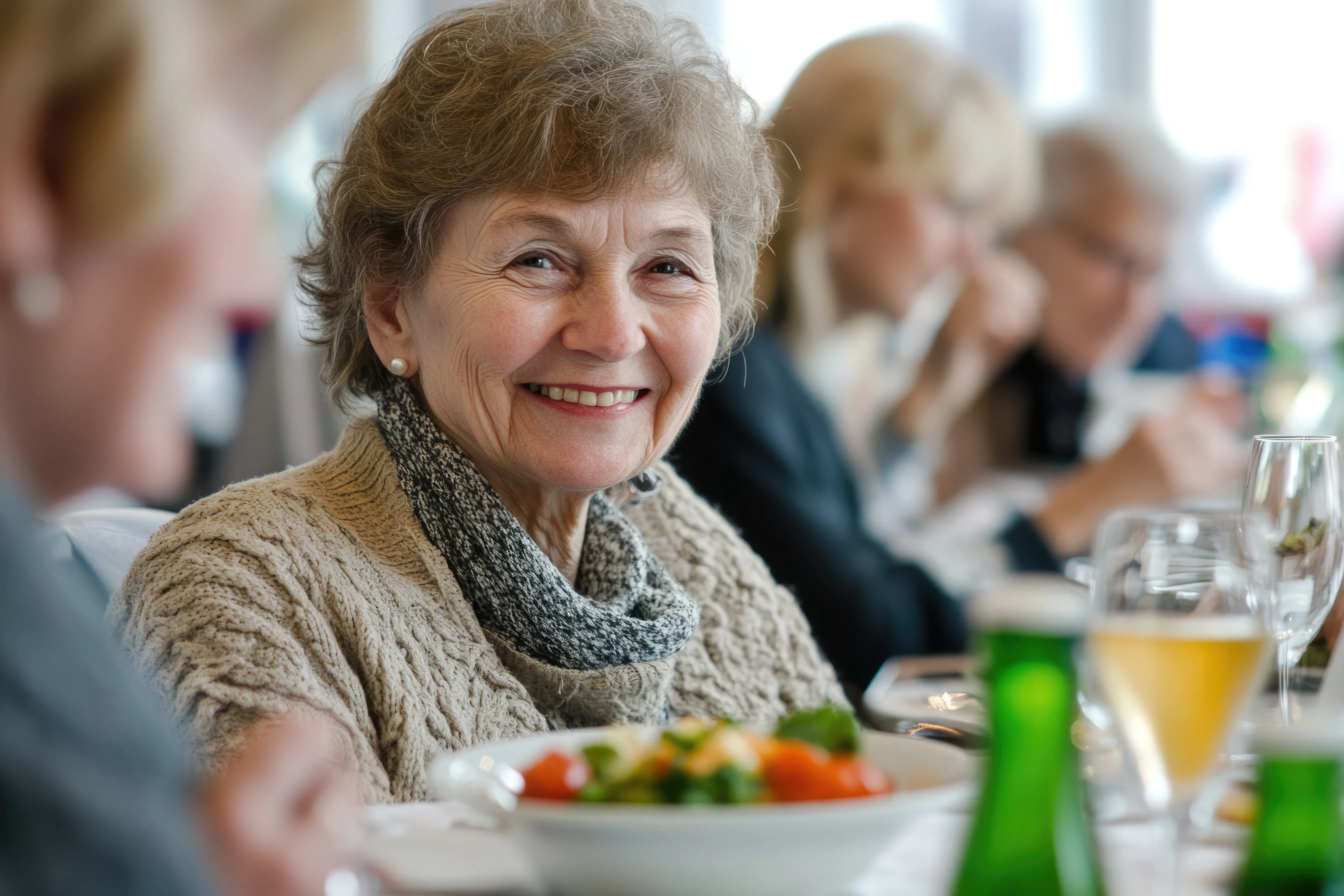 Résidente EHPAD heureuse au repas - plaisir alimentaire grâce solutions SENES nutrition seniors