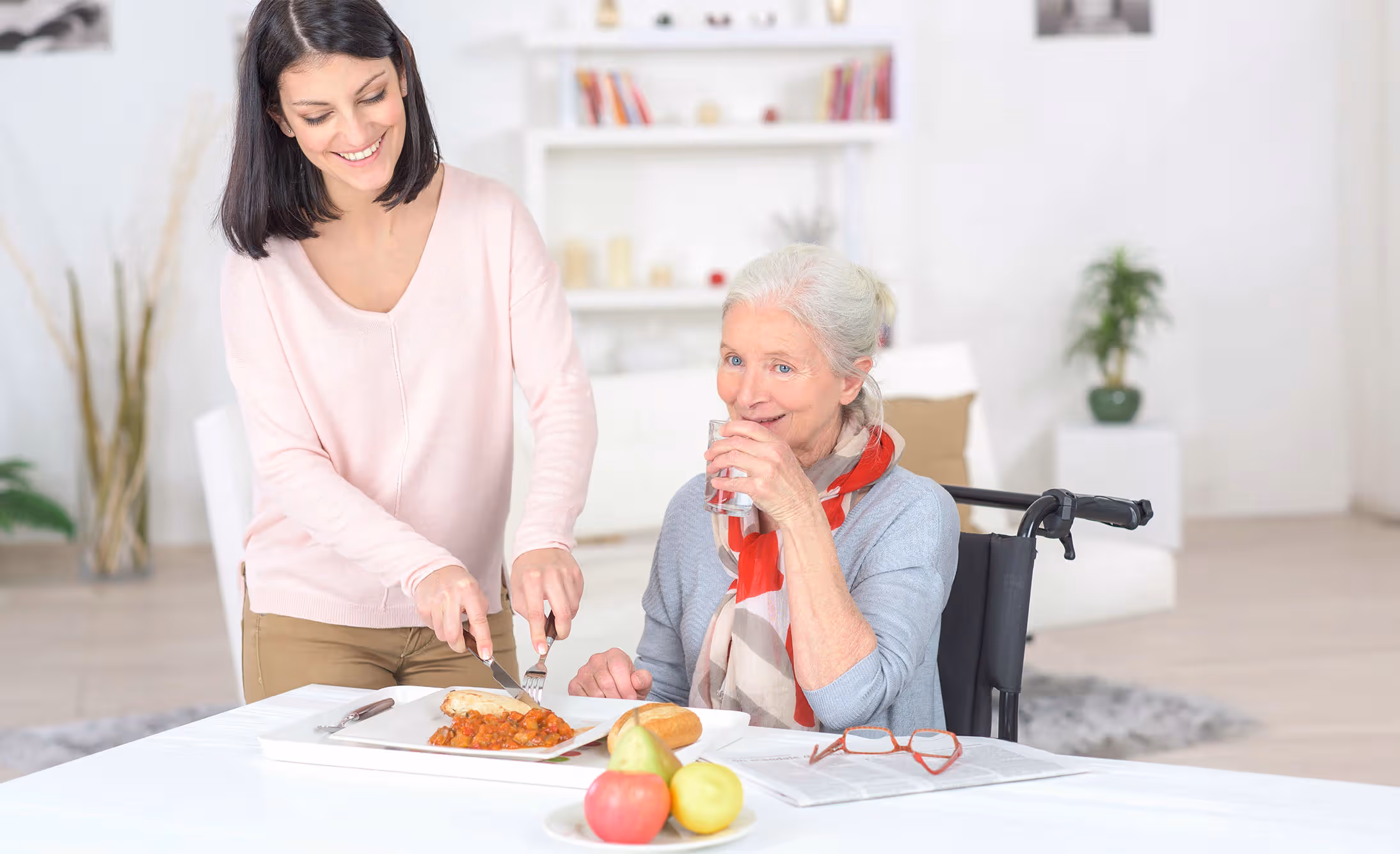 Une fille aide sa mère à manger 