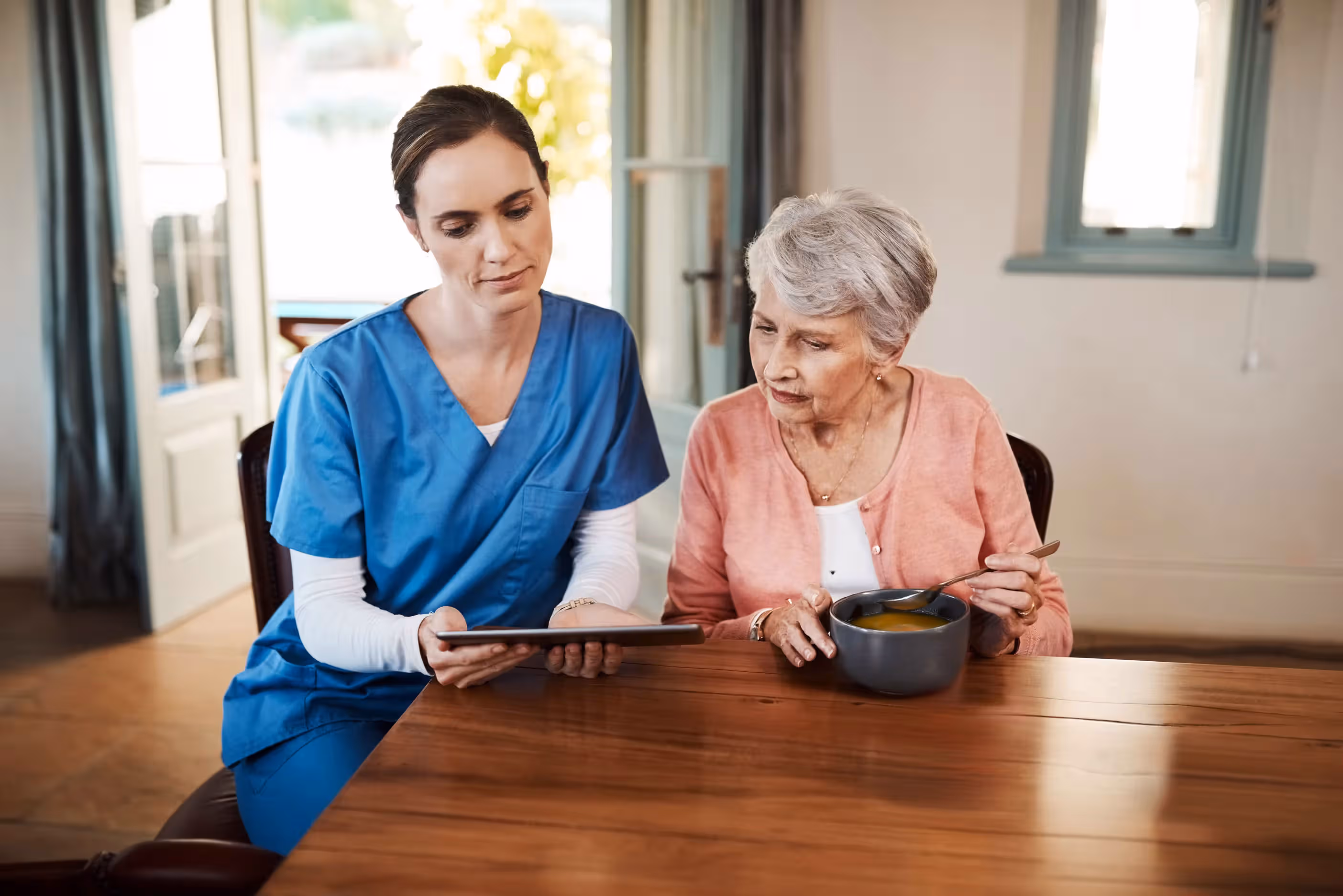 Aide-soignante accompagnant résidente EHPAD repas adapté - solutions SENES manger-mains seniors