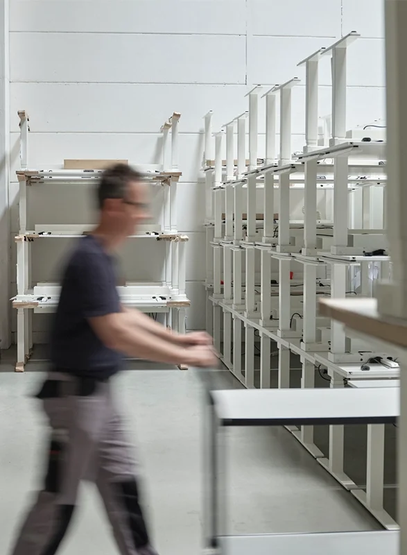 Firmen un dGeschäftsumzug bei Pohl - ein Mann saugt einen leeren Geschäftsraum