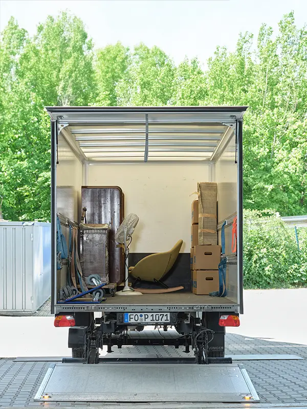 Privater Umzug mit Pohl - ein halb beladener Umzugswagen mit geöffnetem Kofferraum steht bereit 