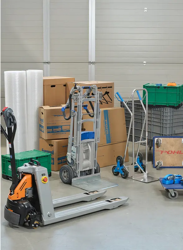 Zusatzequipment für einen reibungslosen Umzug mit Pohl - Hubwagen, Sicherungsgurte und diverse Umzugshelfer stehen in einem Lager 
