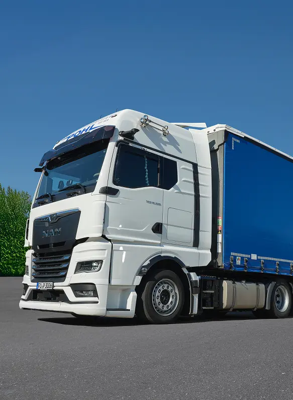 erfahrener Full-Service Transport bei Pohl mit blau - weißem LKW in Metropolregion Nürnberg