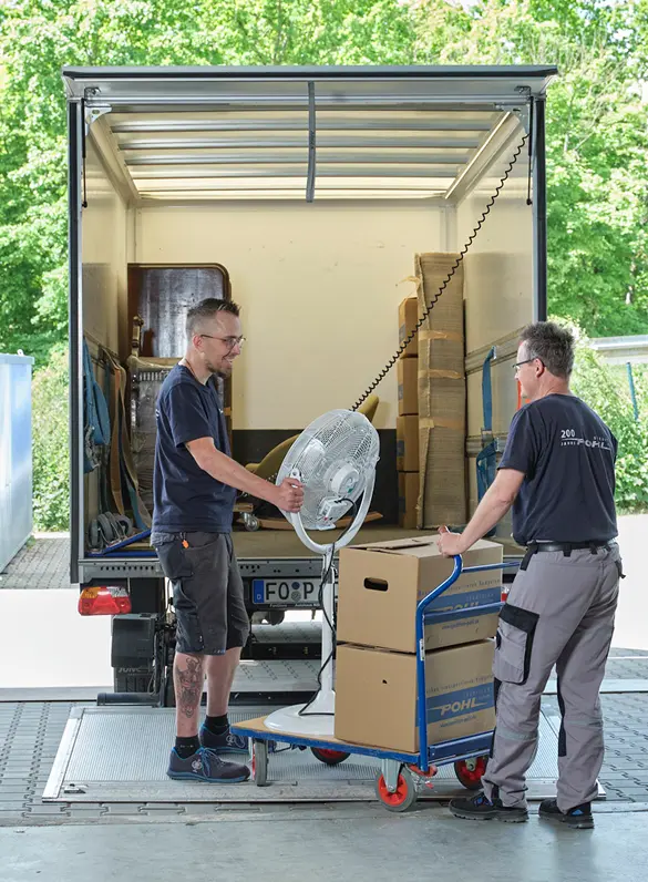 unkomplizierter Umzug mit Pohl - Zwei Pohl-Mitarbeiter beladen den LKW im Zuge eines Umzuges