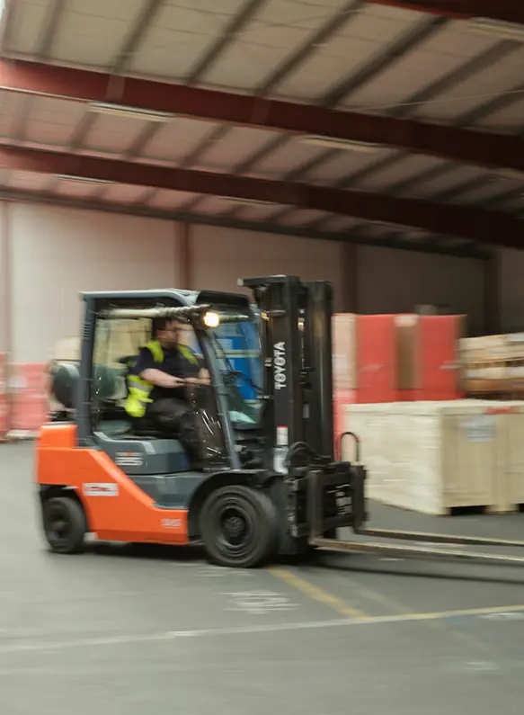 sichere Lagerung und Logistik - Ein Gabelstapler fährt durch das Lager in der Metropolregion Nürnberg