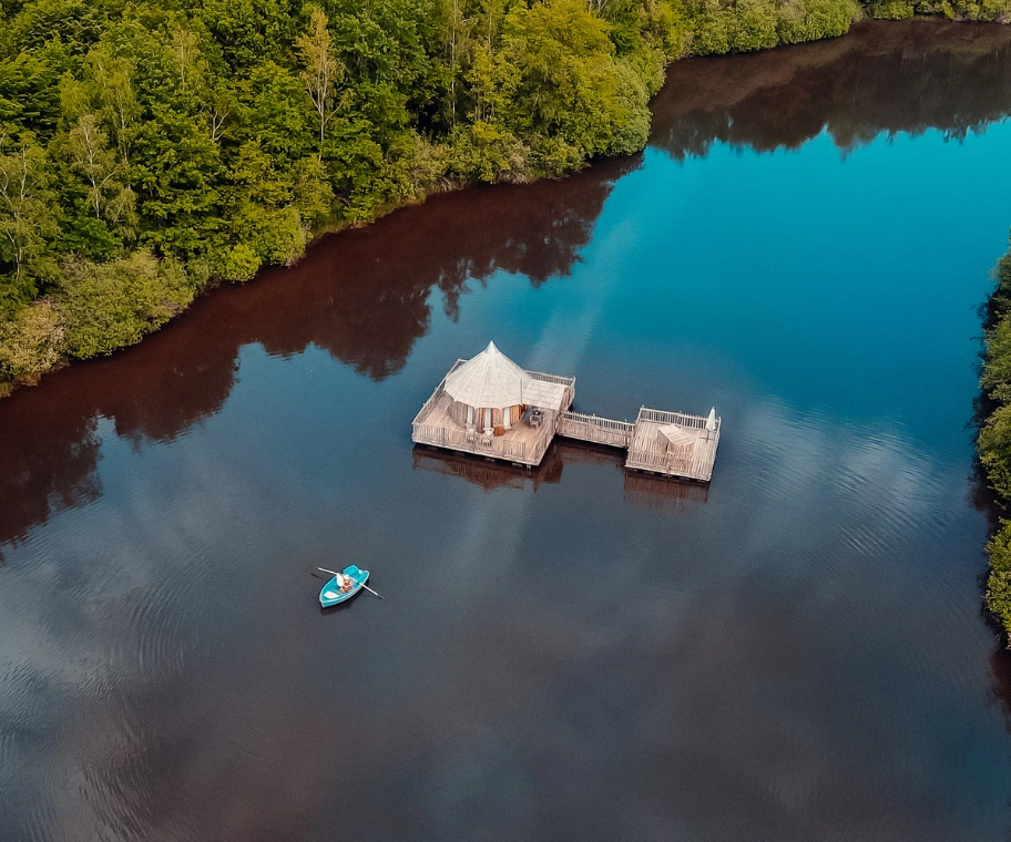 Cabane flottante sur l'eau pour deux personnes