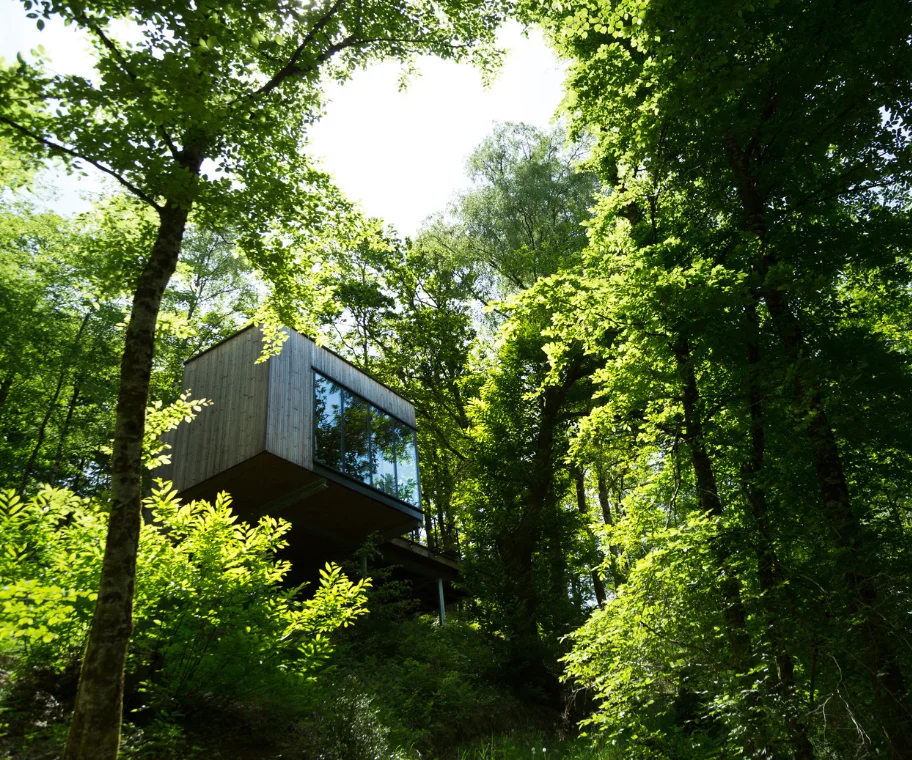 Cabanes perchées dans la forêt en Corrèze
