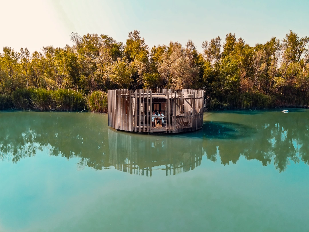 Cabane flottante en Provence en France
