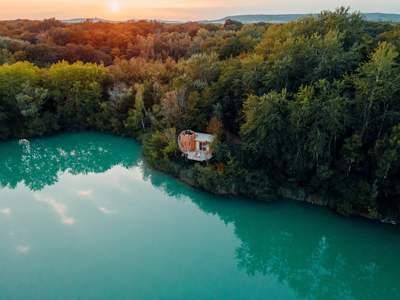 Cabane au bord de l'eau près de paris