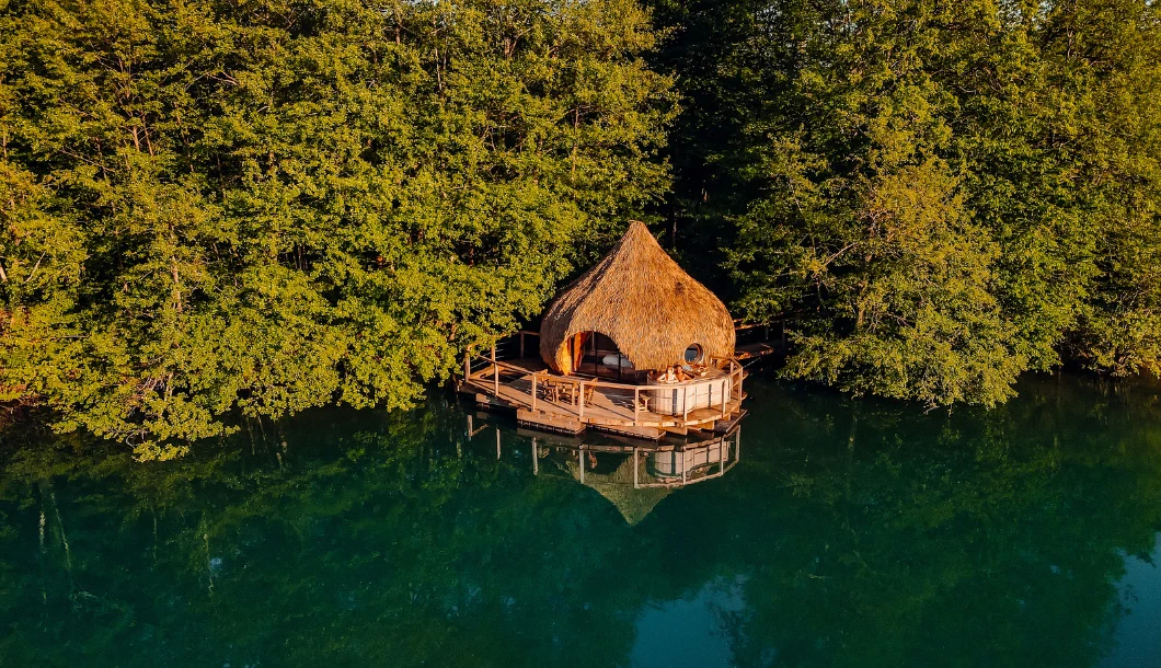 Une des cabanes au bord de l'eau Coucoo Cabanes
