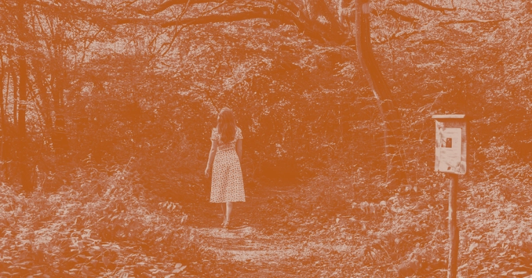 Femme dans la forêt Coucoo Cabanes
