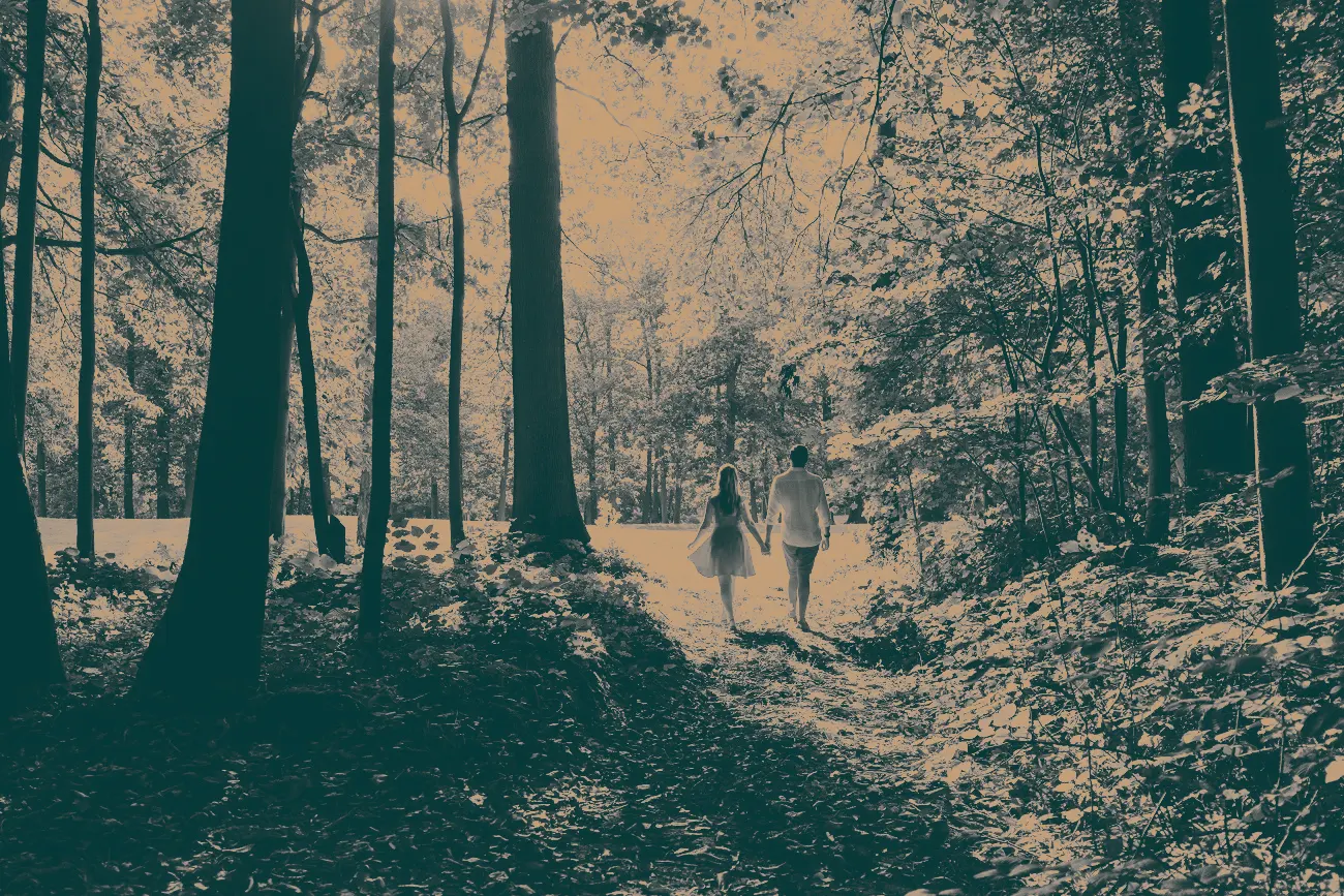 Couple dans la forêt Coucoo Cabanes