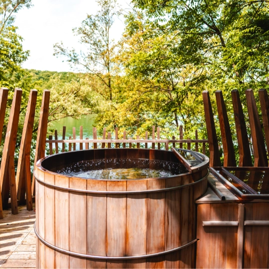 Cabanes avec jacuzzi au bord de l'eau