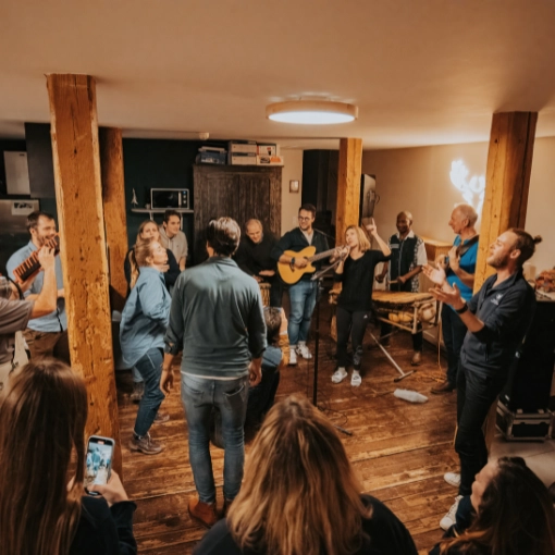 Photo d'une soirée afterwork avec concerts musiciens et chanteurs