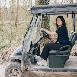 Femme accrochant de la décoration dans une salle