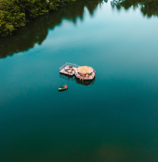 Cabane sur l'eau dans la nature