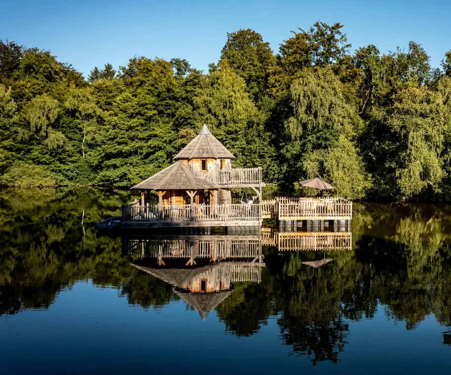 Cabane Spa Elaho, une cabane sur l'eau pour une nuit insolite en amoureux en Franche-Comté - Coucoo Cabanes